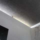 Il resto dell�illuminazione proviene poi sia da una sottile apertura orizzontale posta tra il soffitto piano e la parete sinistra della navata centrale...